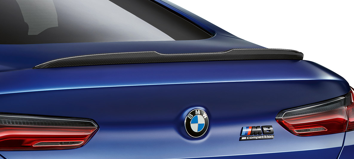 Achterspoiler in Carbon. BMW M8 Competition Coupé, achterspoiler M Carbon exterieurpakket.