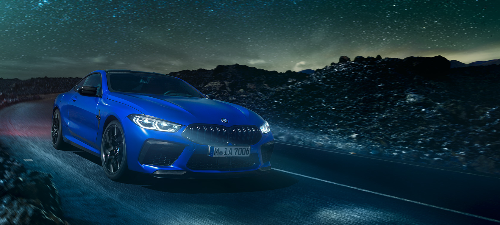 BMW M8 Competition Coupé F92 De eerste BMW M8 Competition Coupé in Marina Bay Blau metallic, driekwart vooraanzicht F92