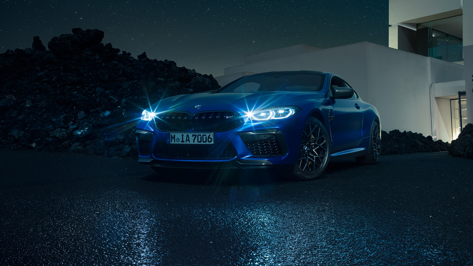 BMW M8 Competition Coupé, driekwart vooraanzicht. BMW M8 Cmpetition Coupé in Marina Bay Blau metallic met LED koplampen, driekwart vooraanzicht.