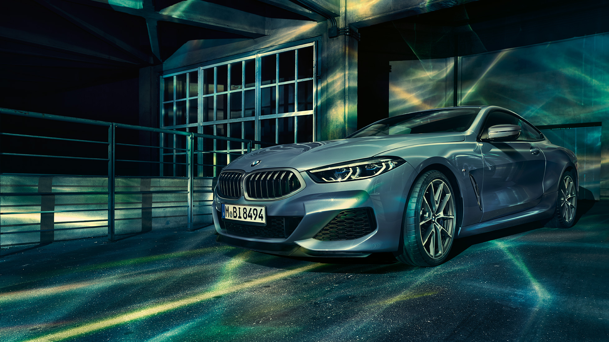 BMW M850i xDrive Coupé, driekwart vooraanzicht. BMW M850i xDrive Coupé in Barcelona Blau metallic, driekwart vooraanzicht.