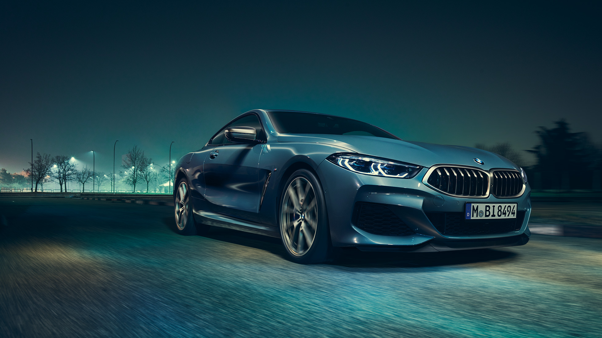 BMW M850i xDrive Coupé, driekwart vooraanzicht links BMW M850i xDrive Coupé in Barcelona Blau metallic, driekwart vooraanzicht links