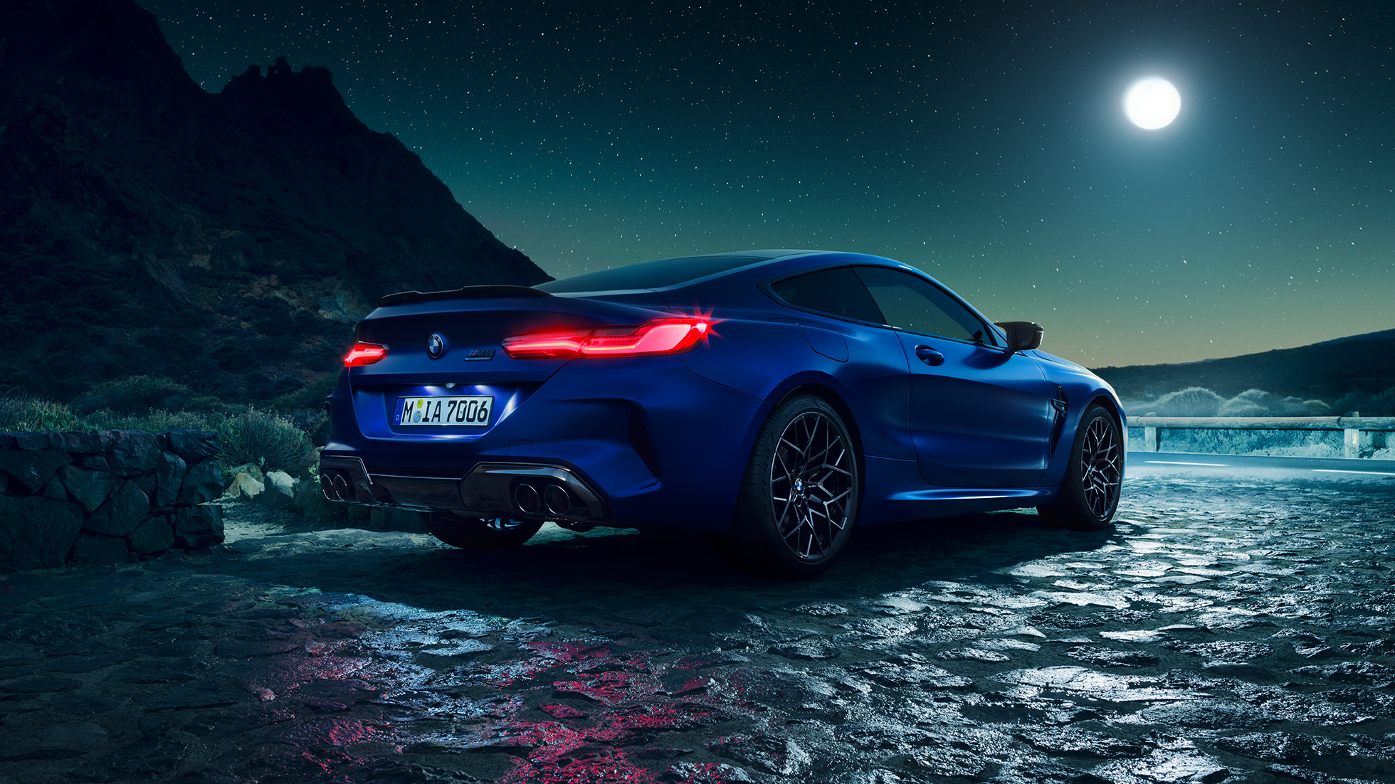 BMW M8 Competition Coupé, driekwart achteraanzicht. BMW M8 Competition Coupé in Marina Bay Blau metallic met LED achterlichten, stilstaand driekwart achterzijde.