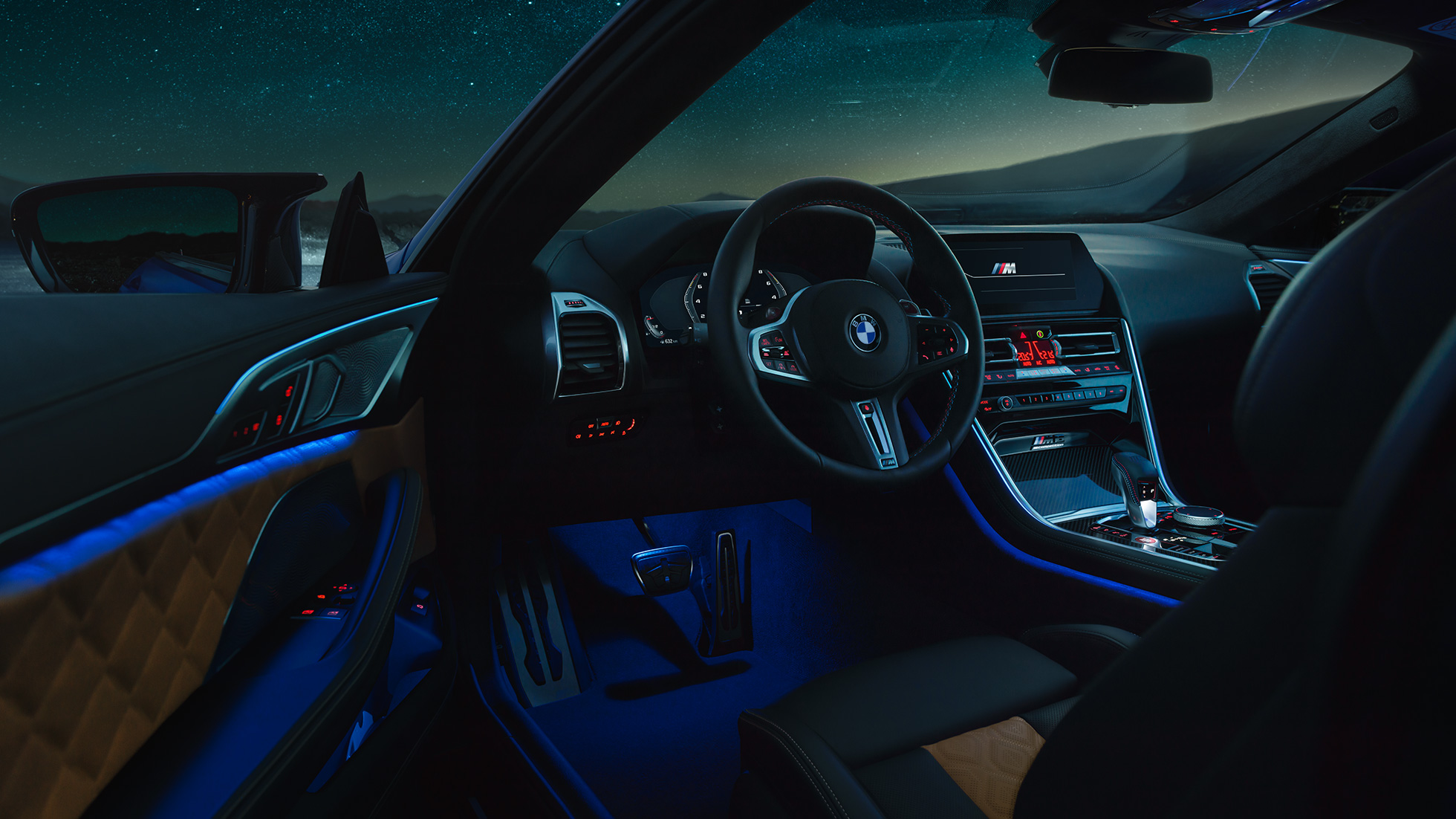 Interieur BMW M8 Competition Coupé BMW M8 Competition Coupé, interieur met M stuurwiel met leder bekleed