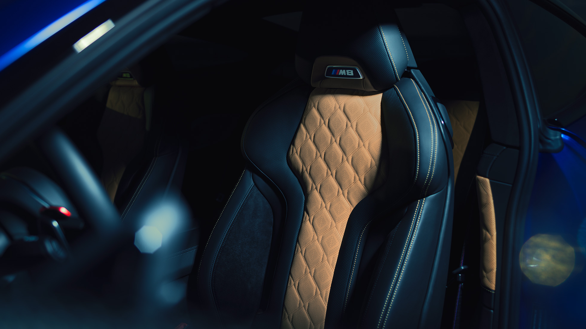BMW M8 Competition Coupé, M Sportstoelen. BMW M8 Competition Coupé, M Sportstoelen met M8 badge en bekleding in volleder ‘Merino’ Schwarz met contraststiksel in Midrand Beige.