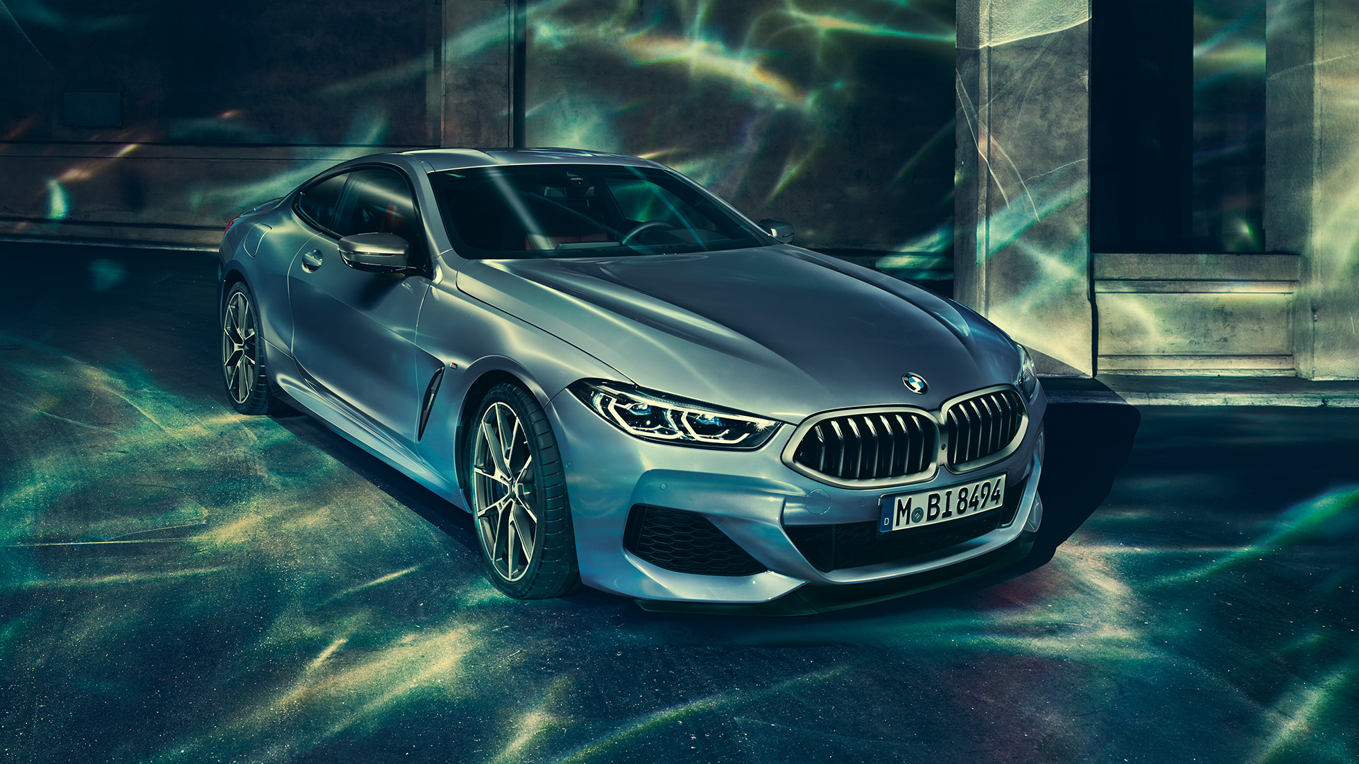BMW M850i xDrive Coupé, driekwart vooraanzicht links. BMW M850i xDrive Coupé in Barcelona Blau metallic, driekwart vooraanzicht links.
