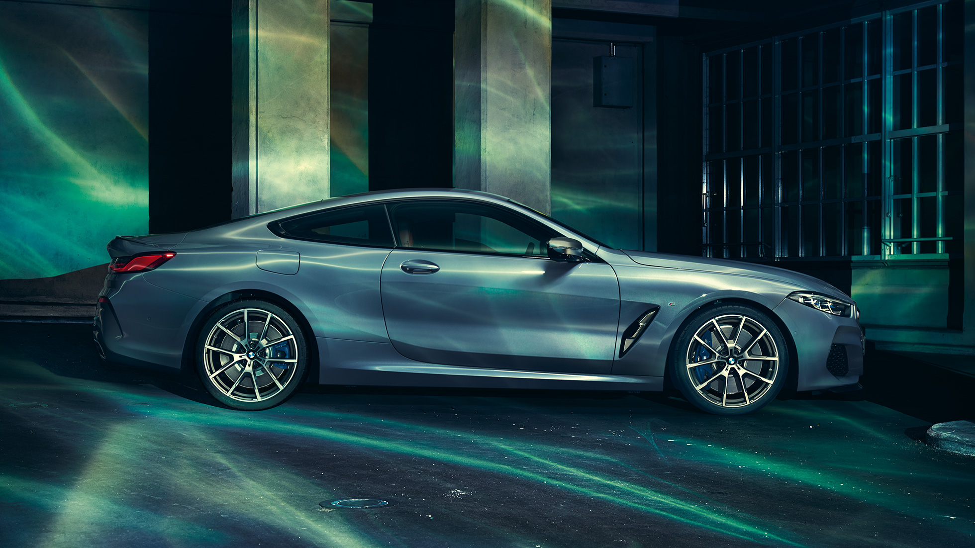 BMW M850i xDrive Coupé, zijaanzicht BMW M850i xDrive Coupé in Barcelona Blau metallic, zijaanzicht