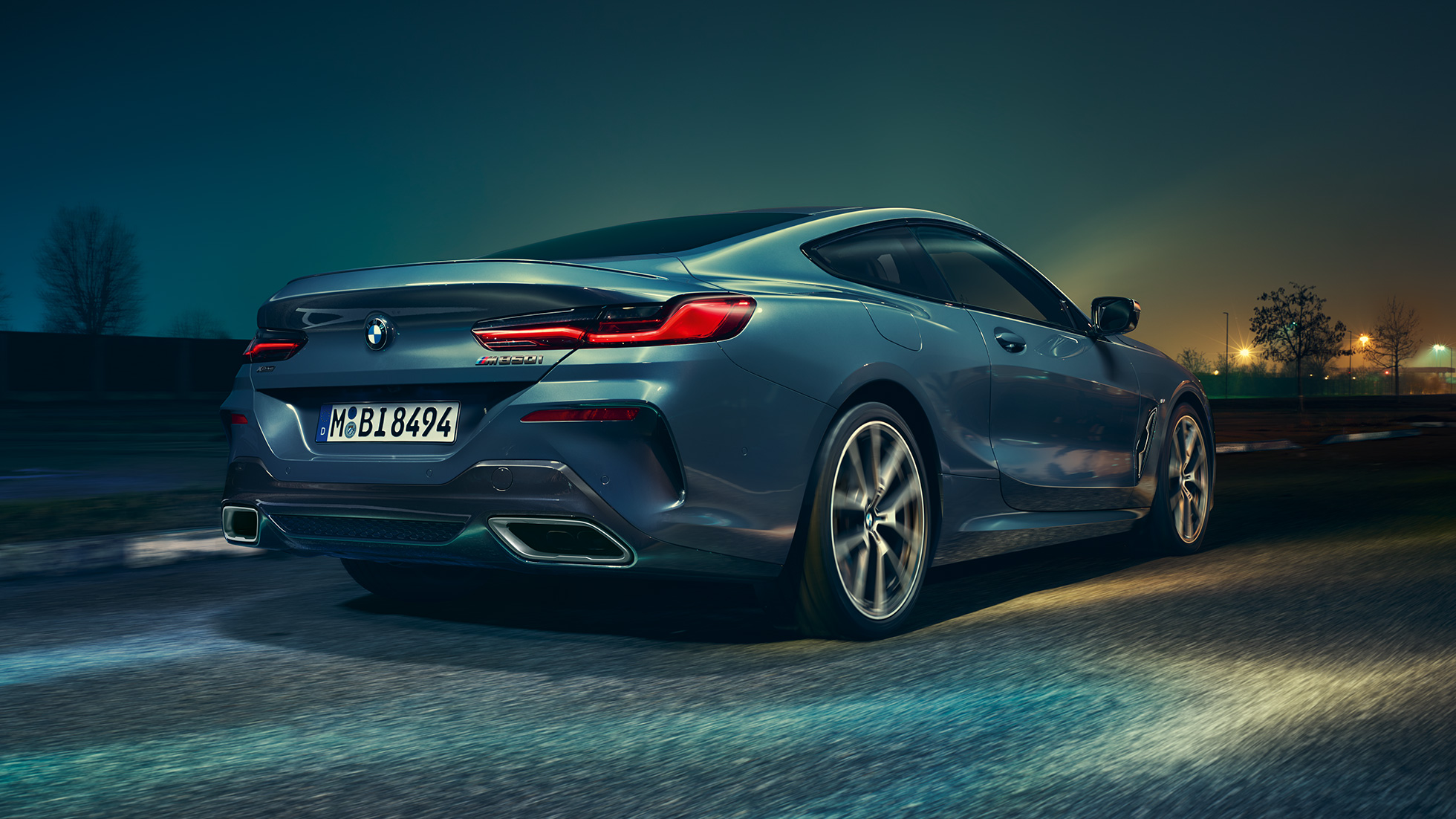 BMW M850i xDrive Coupé, achteraanzicht. BMW M850i xDrive Coupé in Barcelona Blau metallic, achteraanzicht.