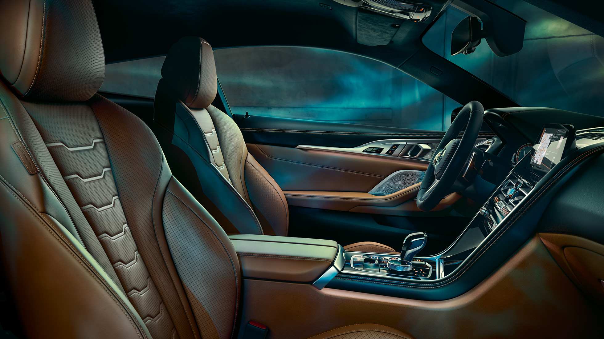 BMW M850i xDrive Coupé, interieur. BMW M850i xDrive Coupé, interieur met multifunctionele stoelen in BMW Individual uitgebreide lederuitrusting Merino Tartufo/Blakc.