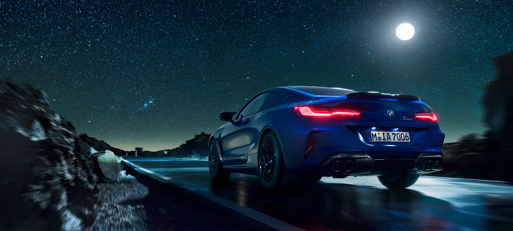 BMW M8 Competition Coupé F92 De eerste BMW M8 Competition Coupé in Marina Bay Blau metallic, driekwart achteraanzicht F92.
