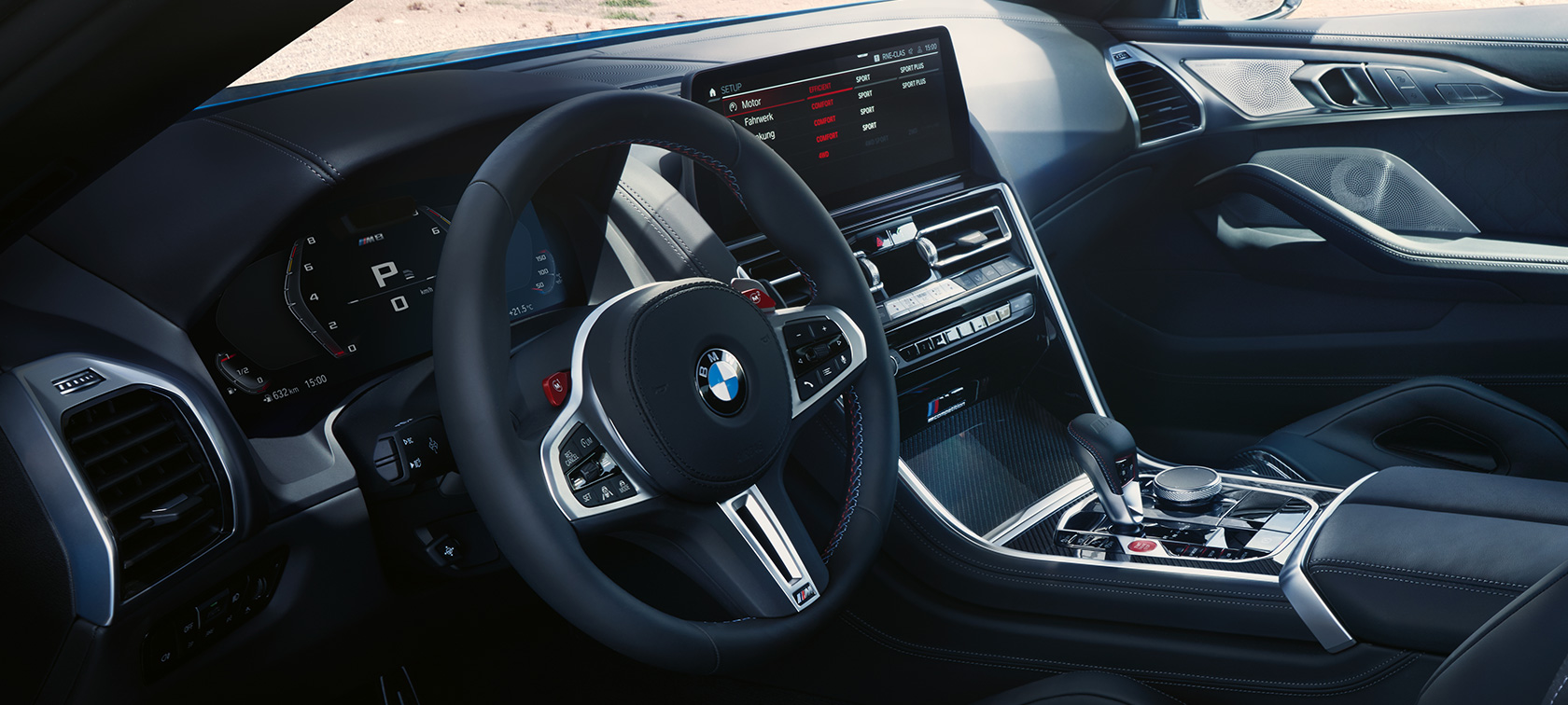 Met leder bekleed M Sportstuurwiel BMW M8 Competition Coupé F92 LCI facelift cockpit BMW M8 Competition Coupé F92 LCI facelift cockpit Touch Control Display met leder bekleed M Sportstuurwiel