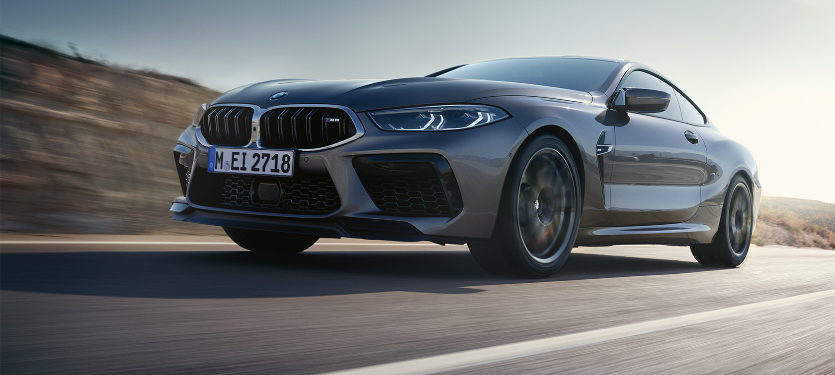 BMW M8 Coupé F92 LCI facelift driekwart zijaanzicht rijdend BMW M8 Coupé F92 LCI facelift Skyscraper Grau metallic laag driekwart zijaanzicht rijdend