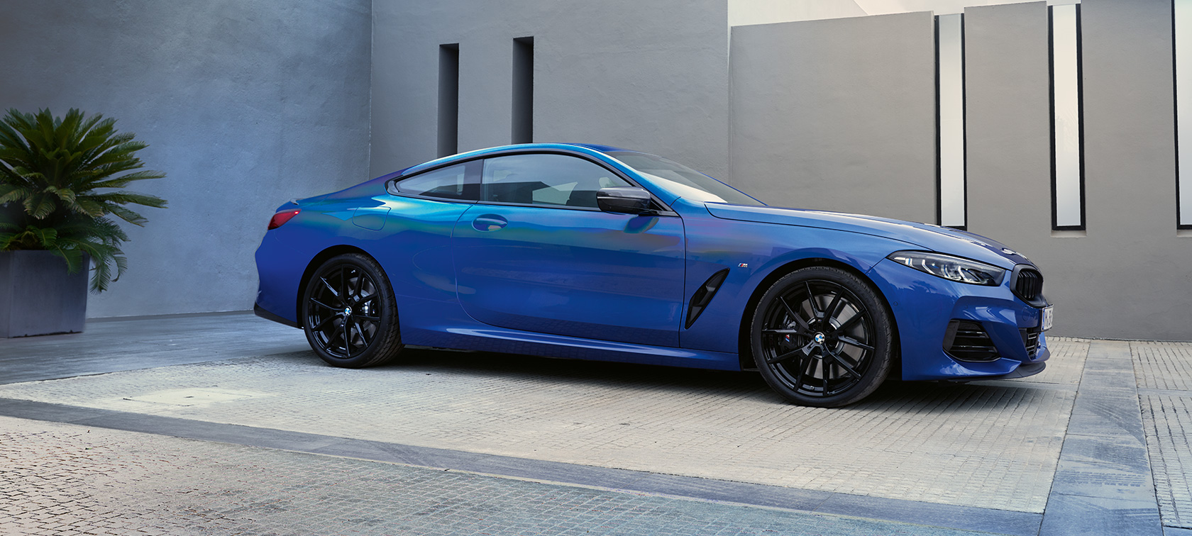 Zijaanzicht BMW M850i xDrive Coupé F92 LCI facelift BMW M850i xDrive Coupé F92 LCI facelift M Portimao Blau metallic zijaanzicht stilstaand