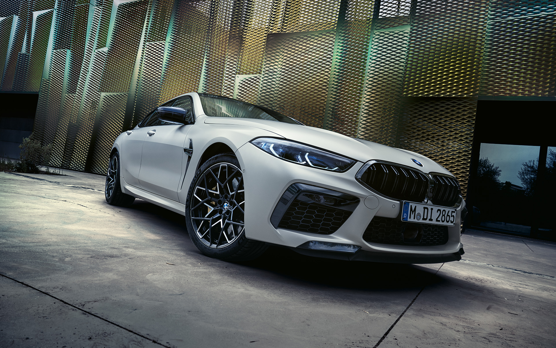 Driekwart vooraanzicht BMW M8 Competition Gran Coupé F93 LCI BMW M8 Competition Gran Coupé F93 LCI facelift BMW Individual Frozen Brilliant White metallic driekwart vooraanzicht laag