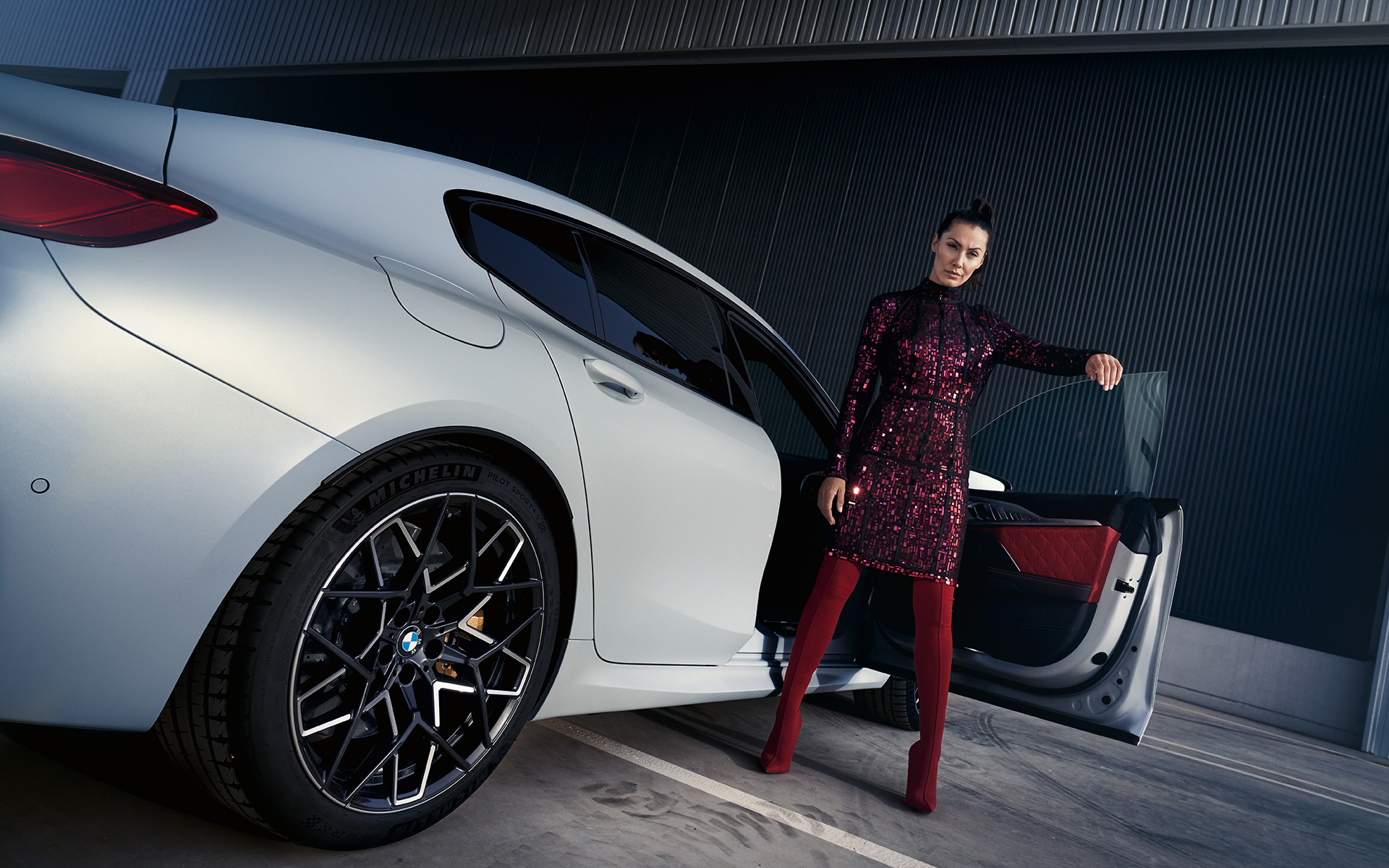 BMW M8 Competition Gran Coupé F93 LCI driekwart achteraanzicht laag BMW M8 Competition Gran Coupé F93 LCI facelift BMW Individual Frozen Brilliant White metallic driekwart achteraanzicht laag