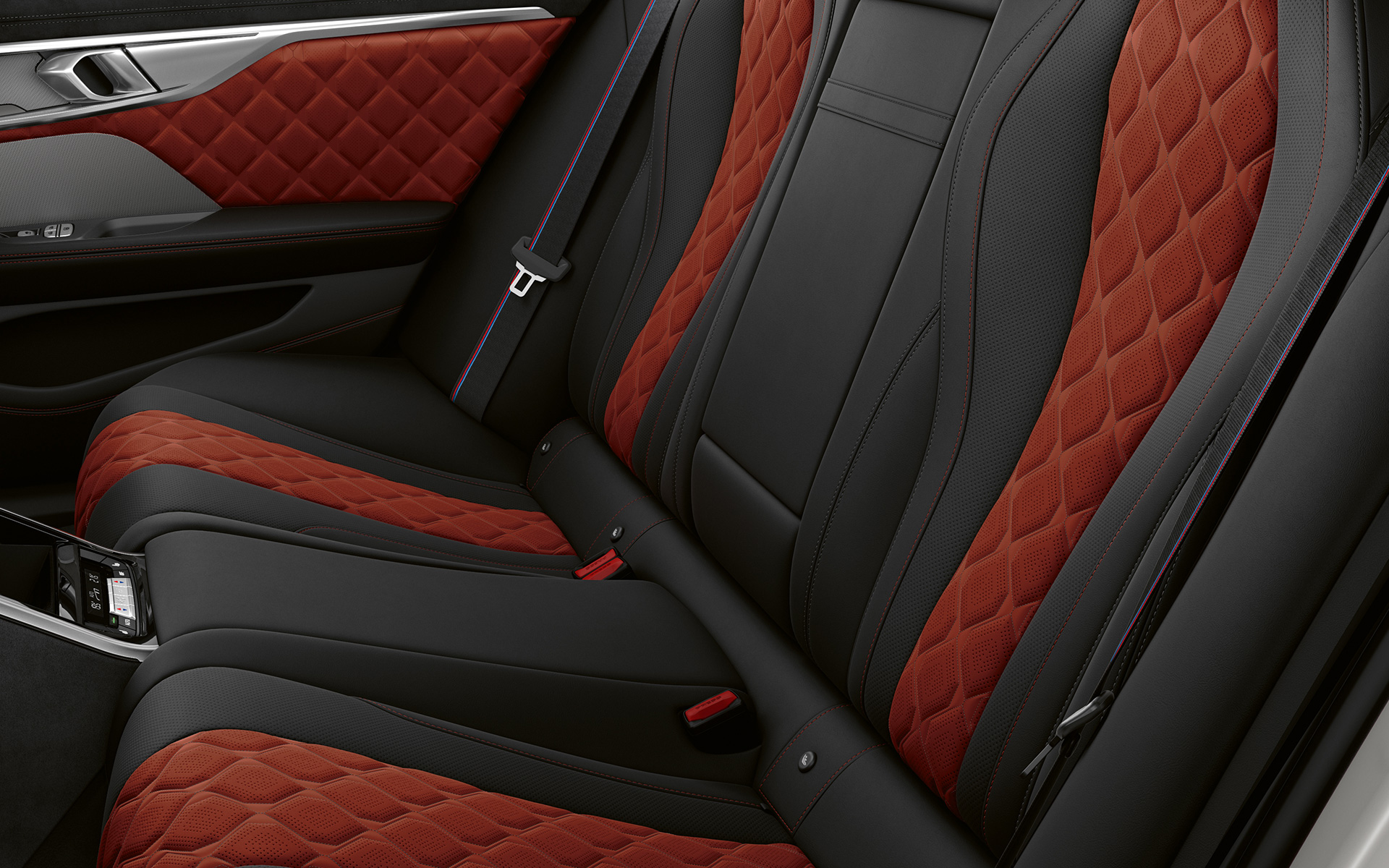 Achterstoelen met M specifieke veiligheidsgordels BMW M8 Competition Gran Coupé F93 LCI BMW M8 Competition Gran Coupé F93 LCI facelift interieur achterstoelen met M specifieke veiligheidsgordels
