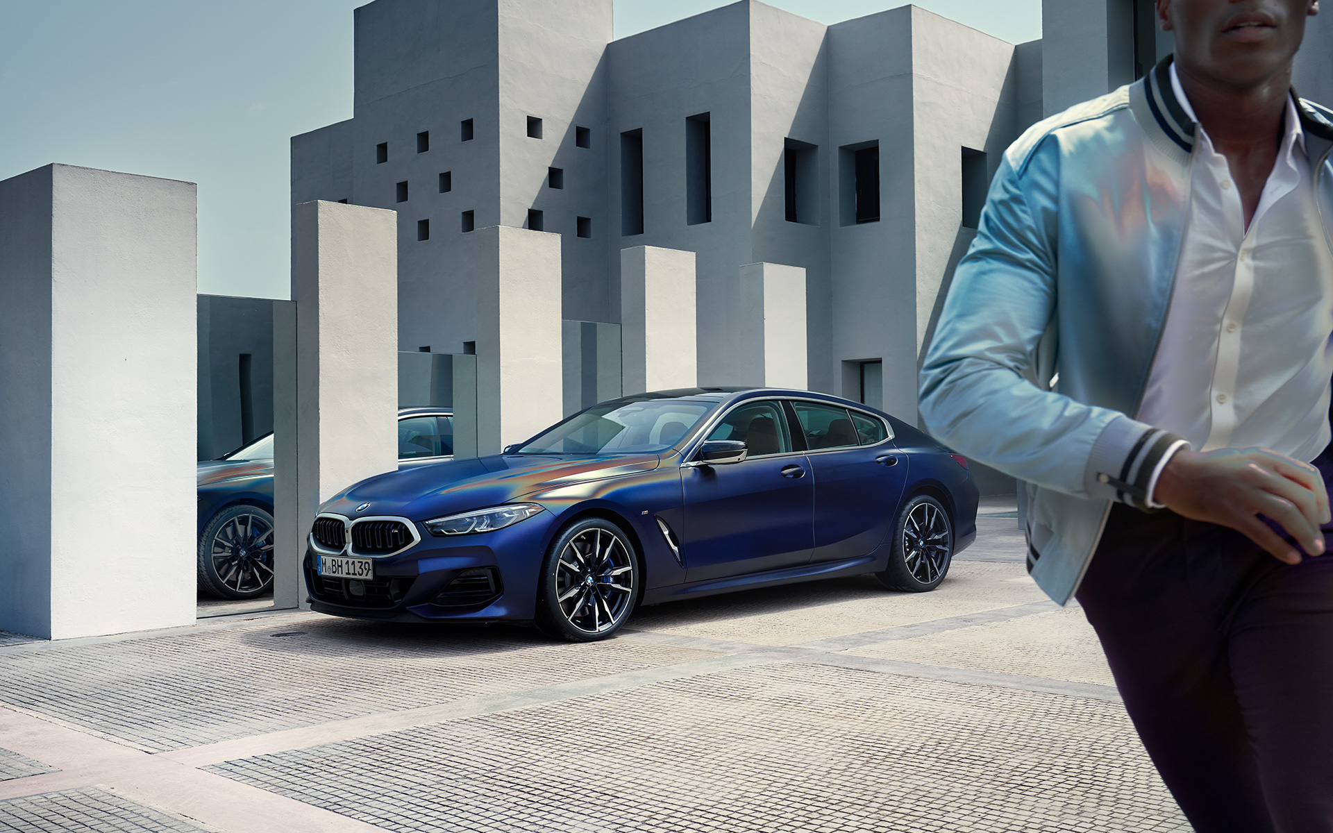 Driekwart vooraanzicht BMW M850i xDrive Gran Coupé F93 LCI facelift BMW M850i xDrive Gran Coupé F93 LCI facelift BMW Individual Frozen Tansanitblau metallic driekwart vooraanzicht stilstaand