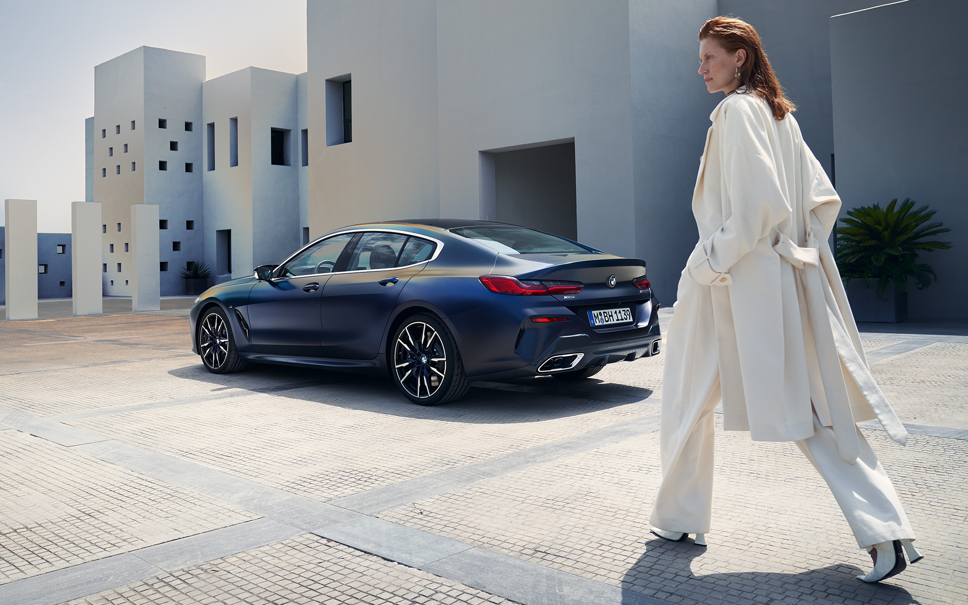 BMW M850i xDrive Gran Coupé F93 LCI facelift zijaanzicht BMW M850i xDrive Gran Coupé F93 LCI facelift BMW Individual Frozen Tansanitblau metallic driekwart achteraanzicht