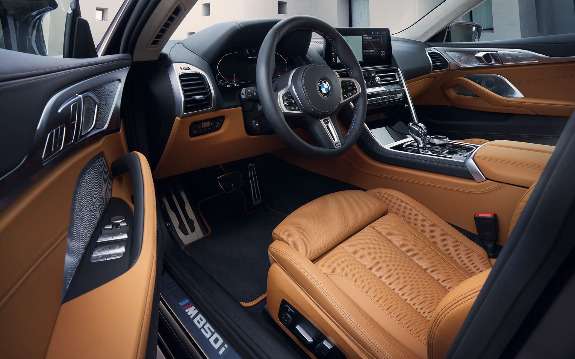 Interieur cockpit BMW xDrive BMW M850i xDrive Gran Coupé F93 LCI facelift BMW M850i xDrive Gran Coupé F93 LCI facelift interieur cockpit door geopend portier bestuurder