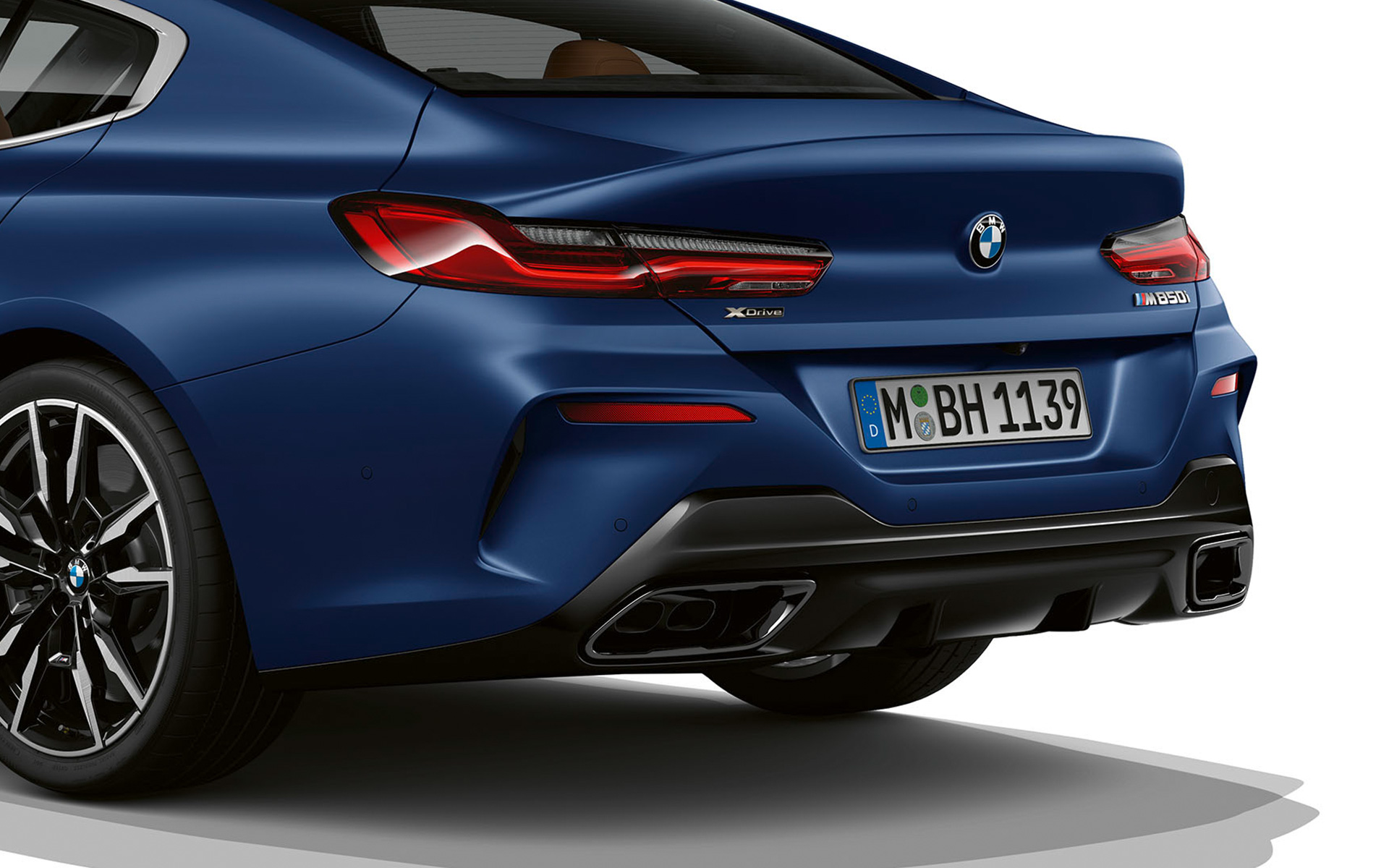 Driekwart achteraanzicht BMW M850i xDrive Gran Coupé F93 LCI facelift BMW M850i xDrive Gran Coupé F93 LCI facelift driekwart achteraanzicht detail