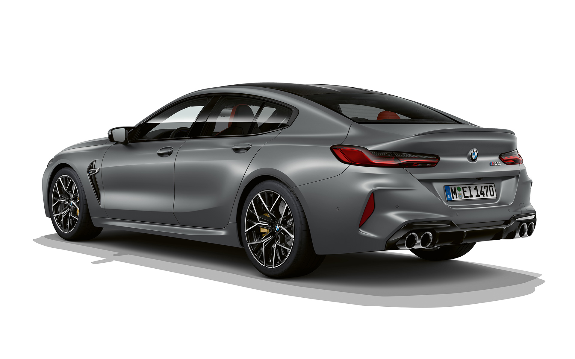 Driekwart achteraanzicht BMW M8 Gran Coupé F93 LCI facelift BMW M8 Gran Coupé F93 LCI facelift BMW Individual Frozen Pure Grey metallic driekwart achteraanzicht