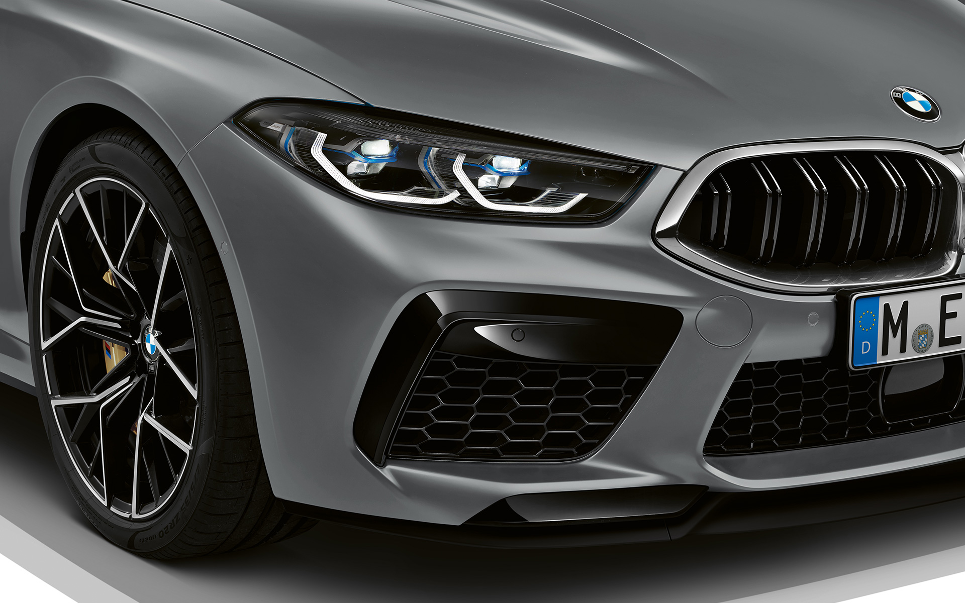 M voorbumper BMW M8 Gran Coupé F93 LCI facelift BMW M8 Gran Coupé F93 LCI facelift BMW Individual Frozen Pure Grey metallic M voorbumper close-up