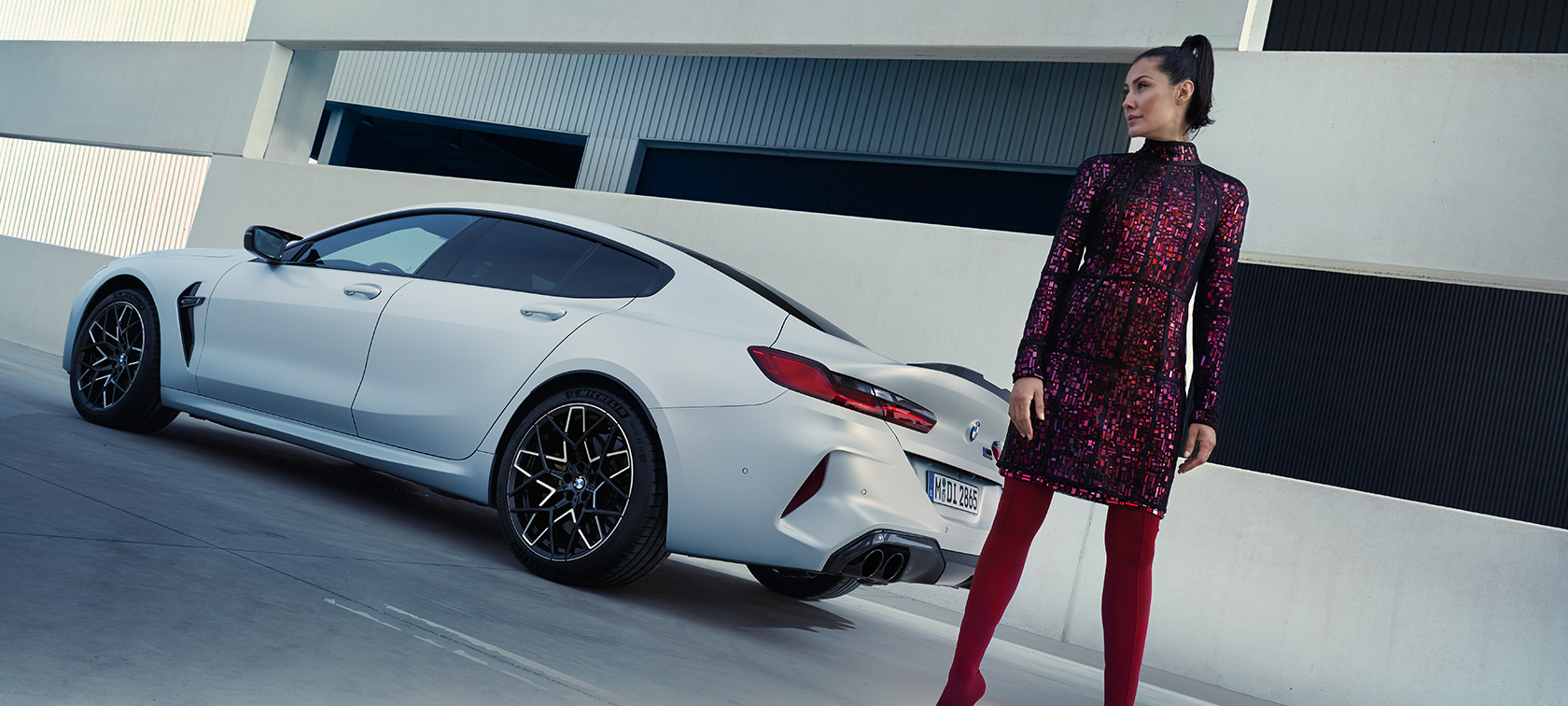 Driekwart achteraanzicht BMW M8 Competition Gran Coupé F93 LCI BMW M8 Competition Gran Coupé F93 LCI facelift BMW Individual Frozen Brilliant White metallic driekwart achteraanzicht