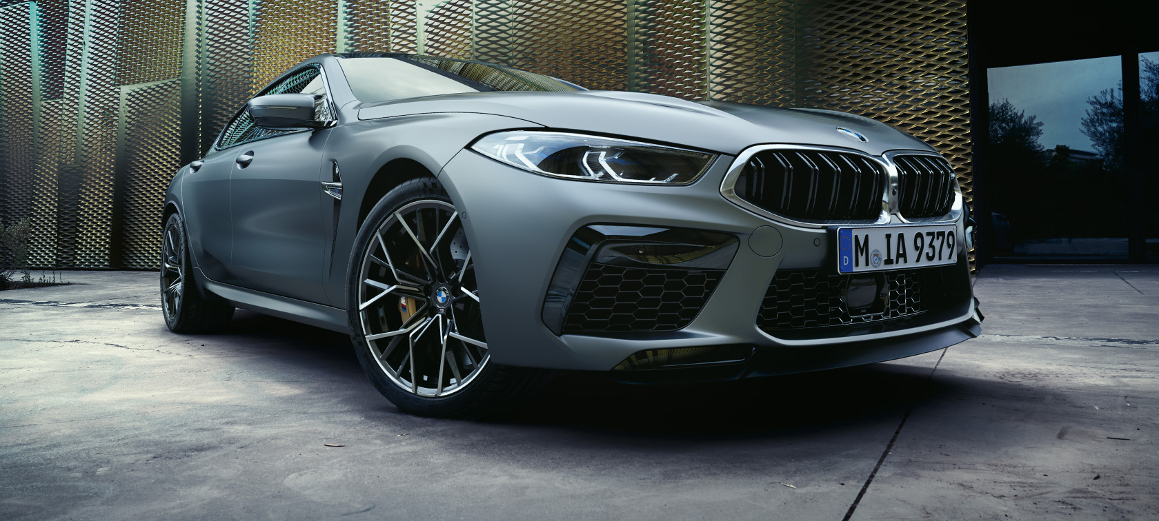Driekwart vooraanzicht BMW M8 Gran Coupé F93 LCI facelift BMW M8 Gran Coupé F93 LCI facelift BMW Individual Frozen Pure Grey metallic driekwart vooraanzicht laag