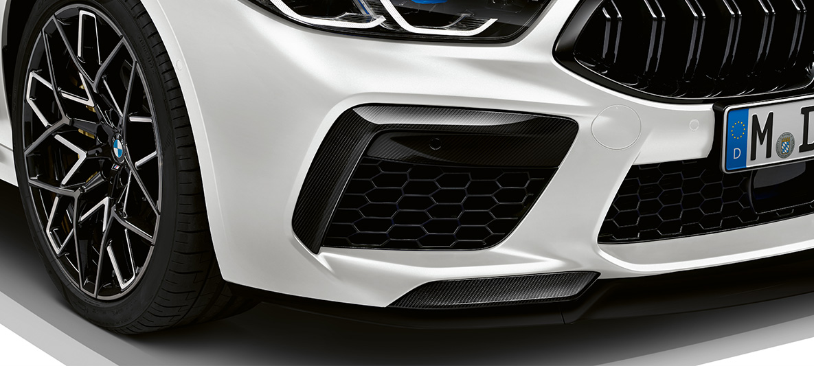 Frontsplitter in carbon M Carbon Exterieurpaket BMW M8 Competition Gran Coupé F93 LCI facelift BMW M8 Competition Gran Coupé F93 LCI facelift BMW Individual Frozen Brilliant White metallic M Carbon exterieurpakket frontsplitter in carbon close-up