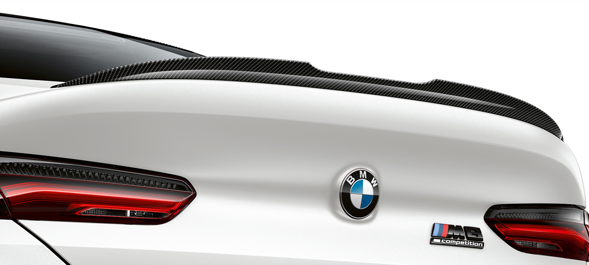 Achterspoiler carbon M Carbon exterieurpakket BMW M8 Competition Gran Coupé F93 LCI facelift BMW M8 Competition Gran Coupé F93 LCI facelift BMW Individual Frozen Brilliant White metallic M Carbon exterieurpakket achterspoiler Carbon close-up