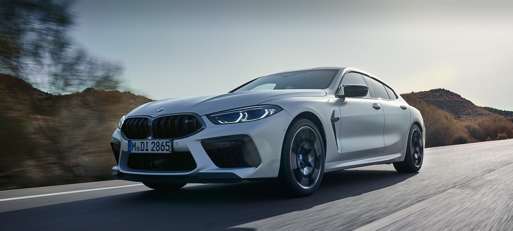 BMW M8 Competition Gran Coupé F93 LCI facelift BMW Individual Frozen Brilliant White metallic driekwart vooraanzicht rijdend