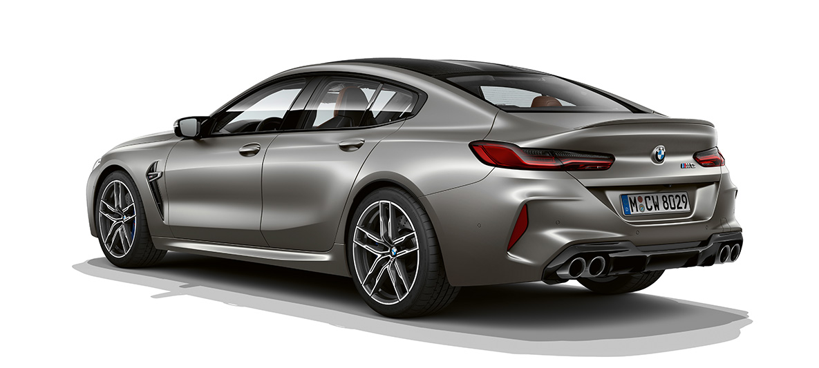 BMW M8 Gran Coupé driekwart achteraanzicht F93 BMW M8 Gran Coupé F93 2020 Frozen Dark Silver driekwart achteraanzicht