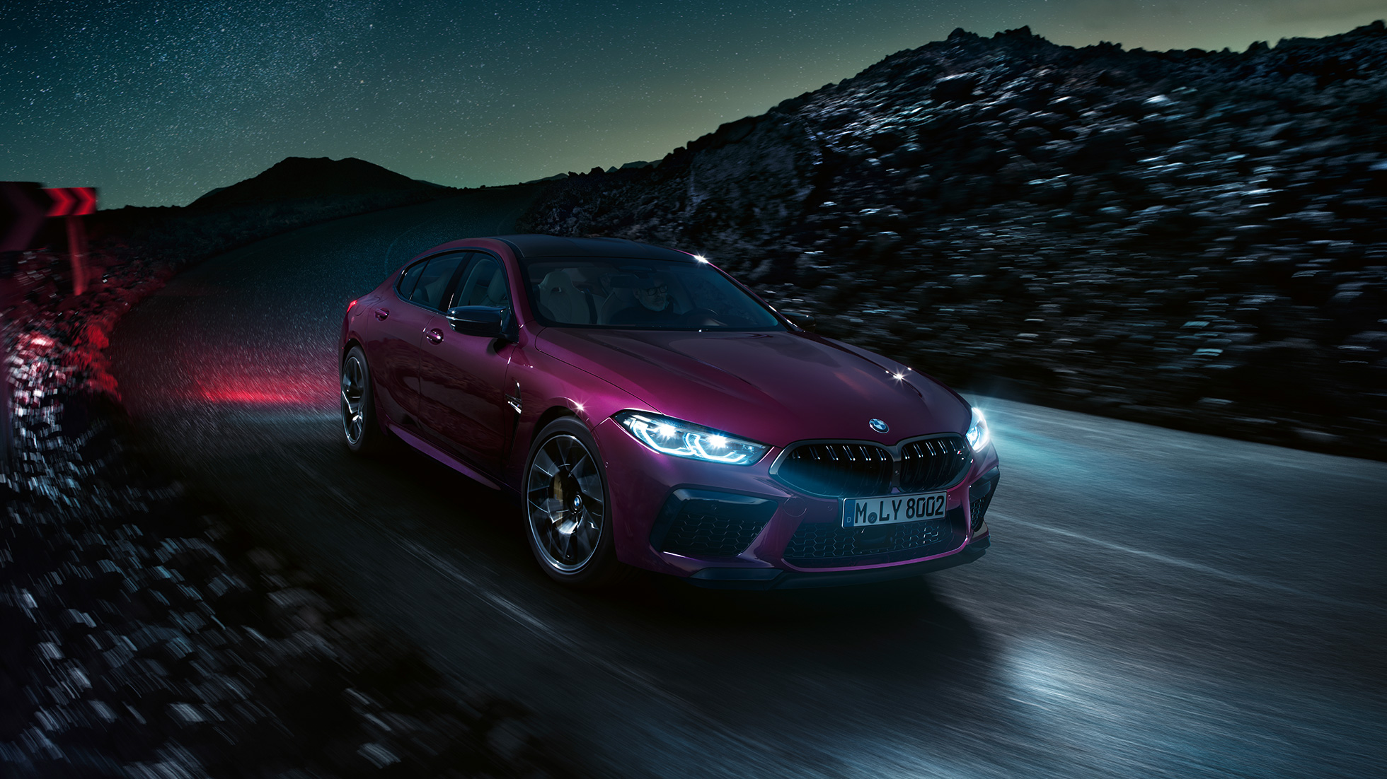 BMW M8 Competition Gran Coupé driekwart vooraanzicht BMW M8 Competition Gran Coupé F93 2020 Ametrin metallic driekwart vooraanzicht