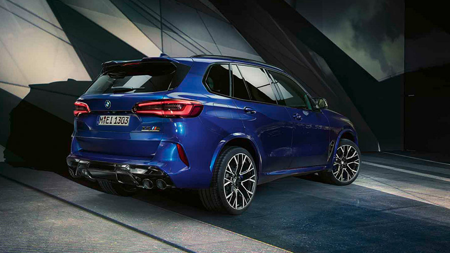 BMW X5 M F95 driekwart achteraanzicht stilstaand BMW M modellen BMW X5 M F95 driekwart achteraanzicht stilstaand