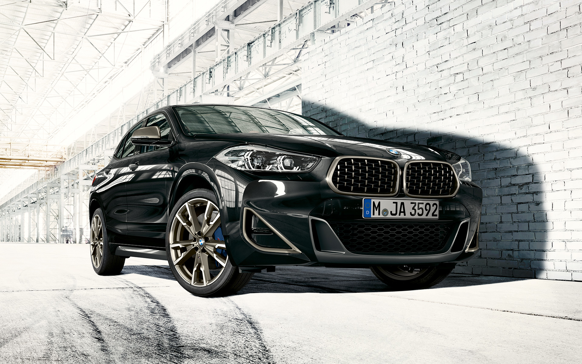 BMW nierengrille BMW X2 M35i F39 Saphirschwarz metallic driekwart vooraanzicht stilstaand