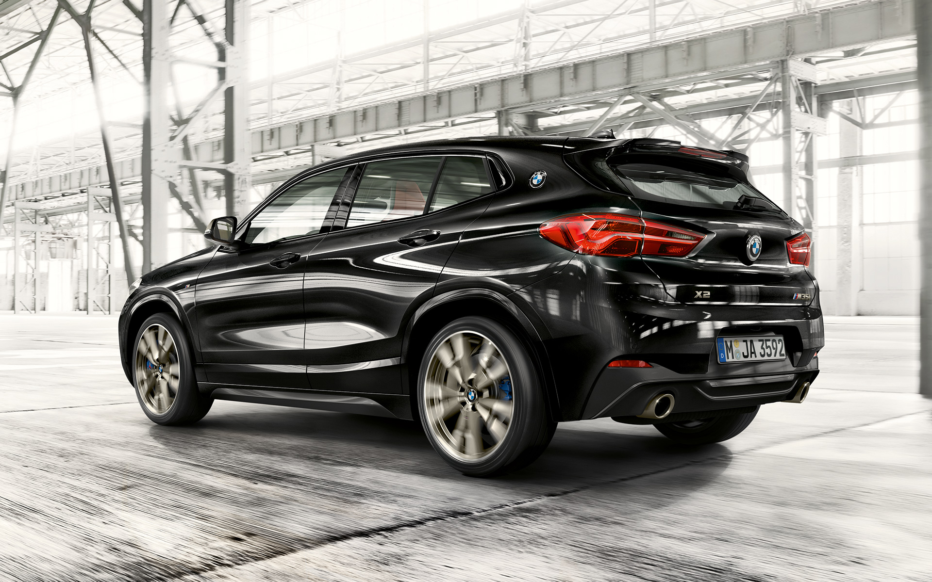 M achterspoiler BMW X2 M35i F39 Saphirschwarz metallic driekwart achteraanzicht rijdend