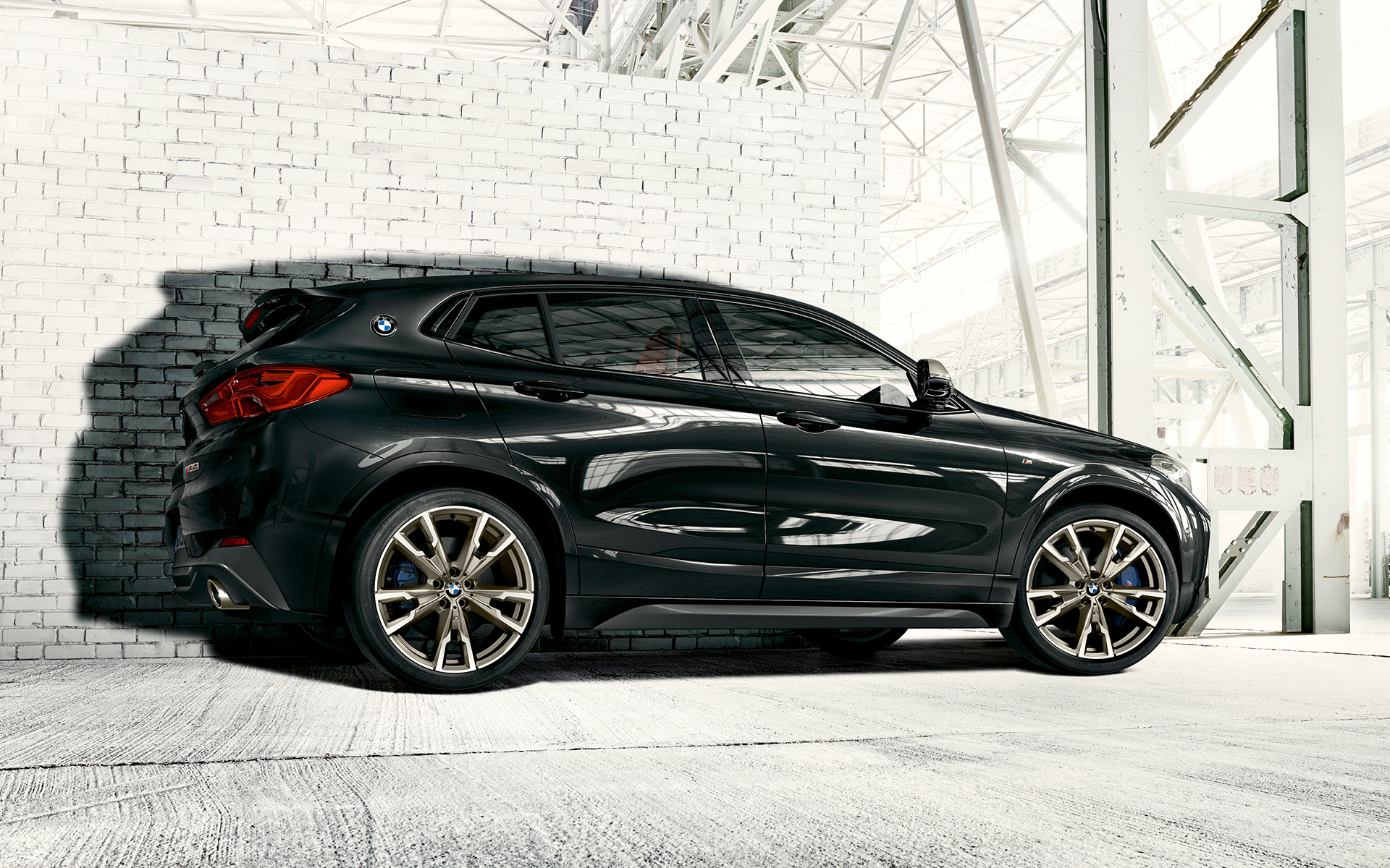 Lichtmetalen M wielen BMW X2 M35i F39 Saphirschwarz metallic zijaanzicht stilstaand