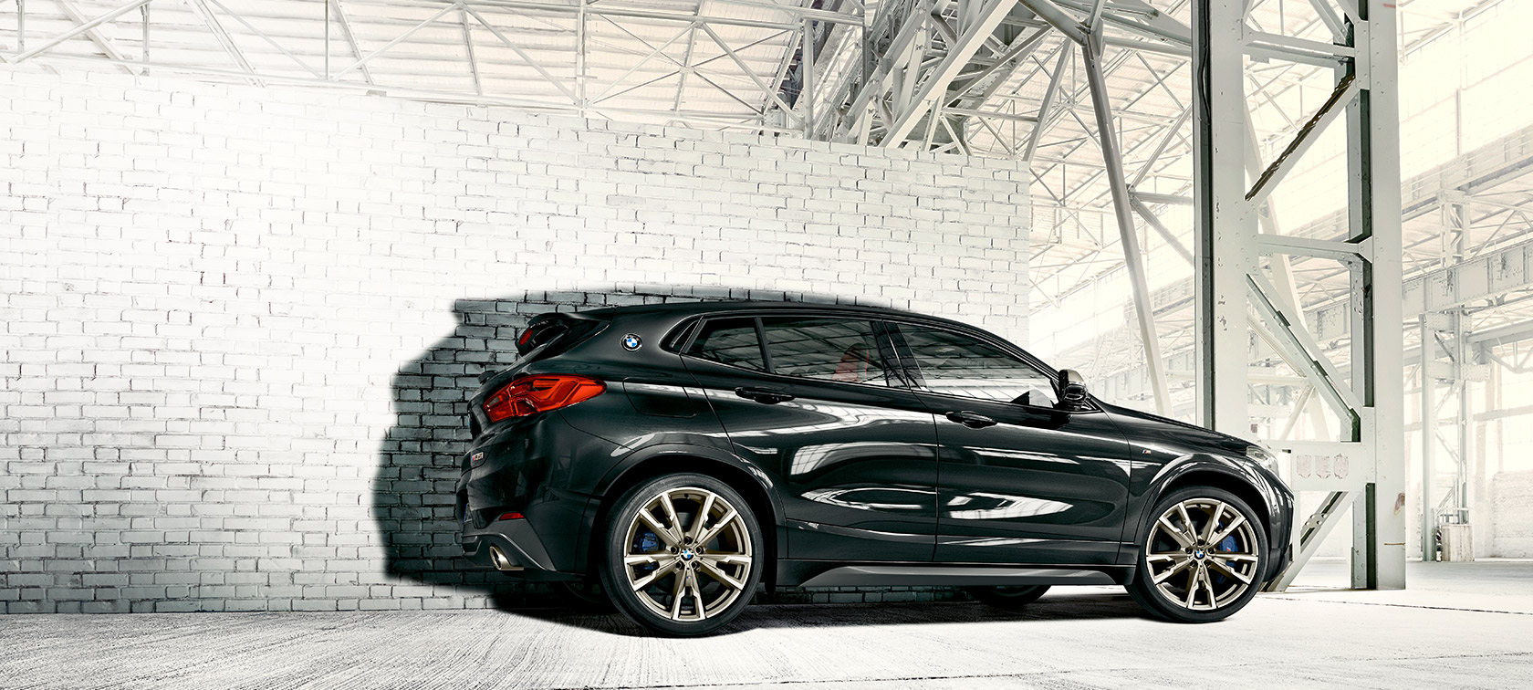 Zijaanzicht BMW X2 M35i F39 Zijaanzicht BMW X2 M35i F39 Saphirschwarz metallic