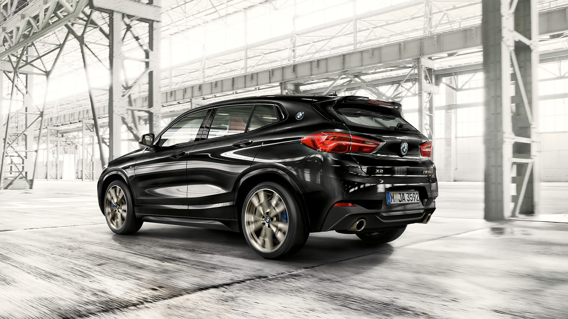 Rijdynamiek BMW X2 M35i Rijdynamiek BMW X2 M35i Saphir Schwarz metallic F39 2018 driekwart achteraanzicht