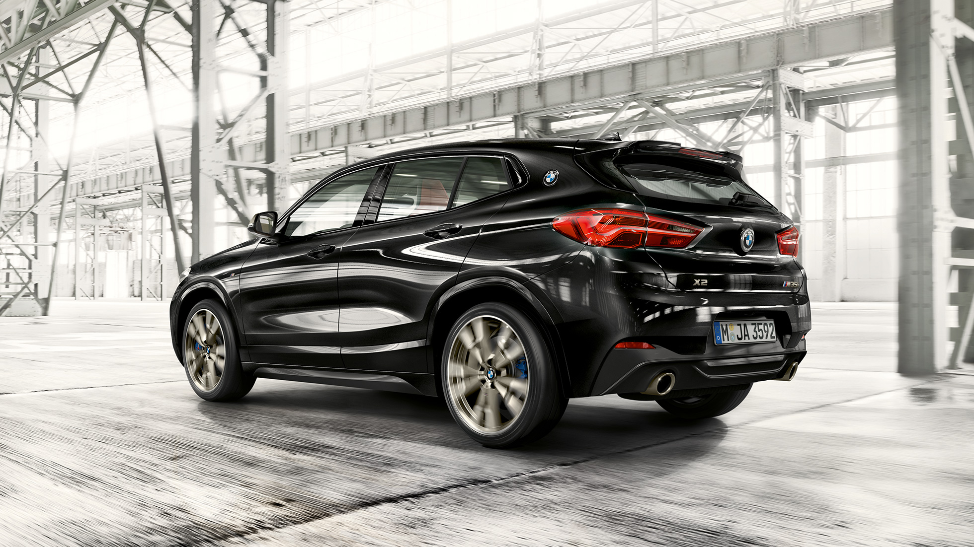 M achterspoiler BMW X2 M35i M achterspoiler BMW X2 M35i Saphir Schwarz metallic F39 driekwart achteraanzicht