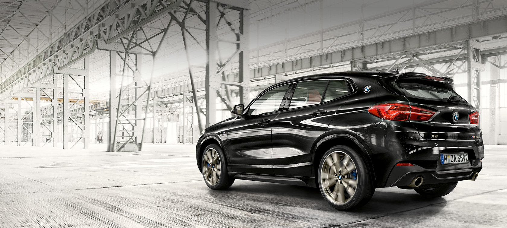 Driekwart achteraanzicht BMW X2 M35i BMW X2 M35i Saphir Schwarz metallic F39 driekwart-achteraanzicht