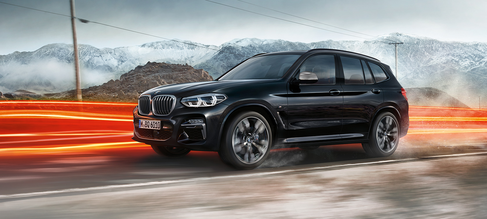 BMW X3 M40i en BMW X3 M40d, zijaanzicht. BMW X3 M40i en BMW X3 M40d in Saphir schwarz metallic, rijdend, exterieur, zijaanzicht.