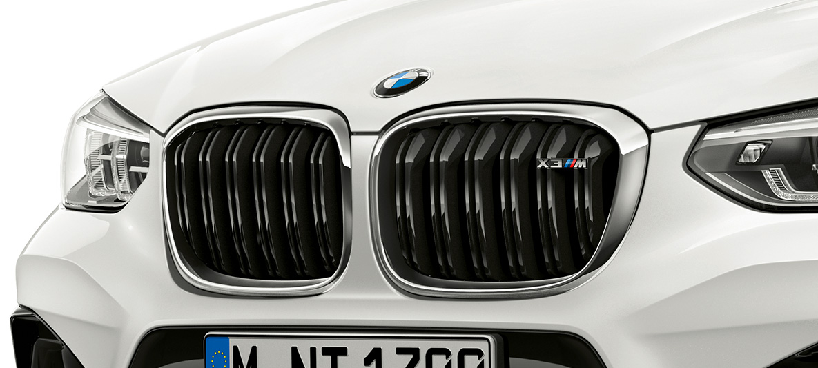 BMW X3 M, M nierengrille. BMW X3 M in Alpinweiß, exterieur, voorzijde, M nierengrille met chroomhighlights en modelaanduiding.
