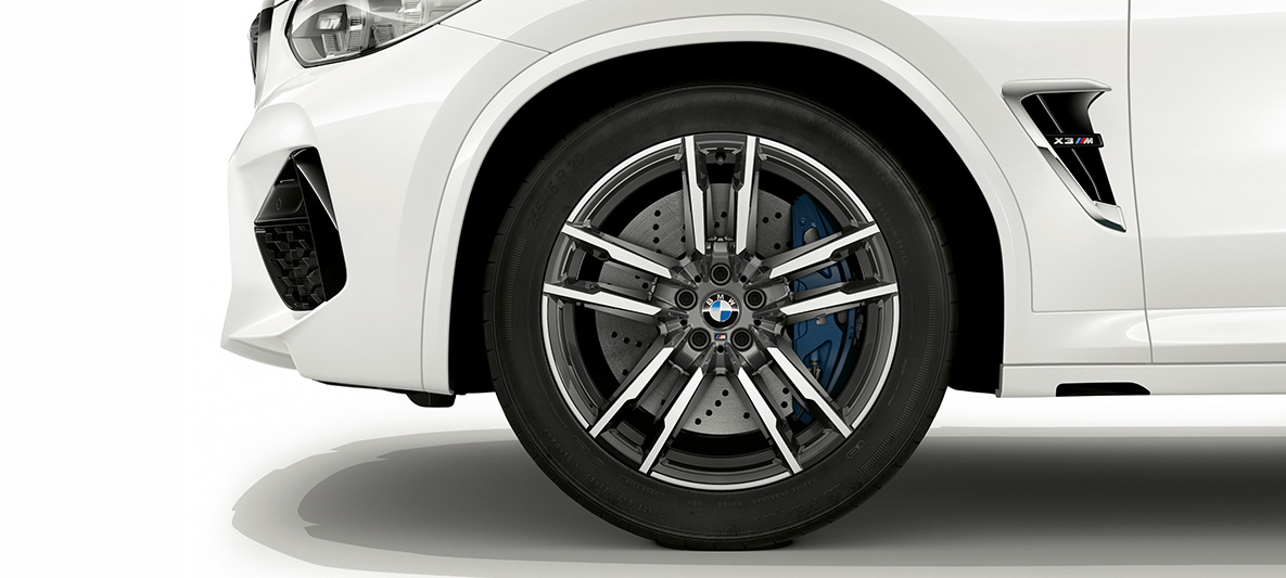 BMW X3 M, 21 inch M lichtmetalen velgen in Orbitgrau. BMW X3 M in Alpinweiß, exterieur, 20 inch M lichtmetalen velgen in Orbitgrau.