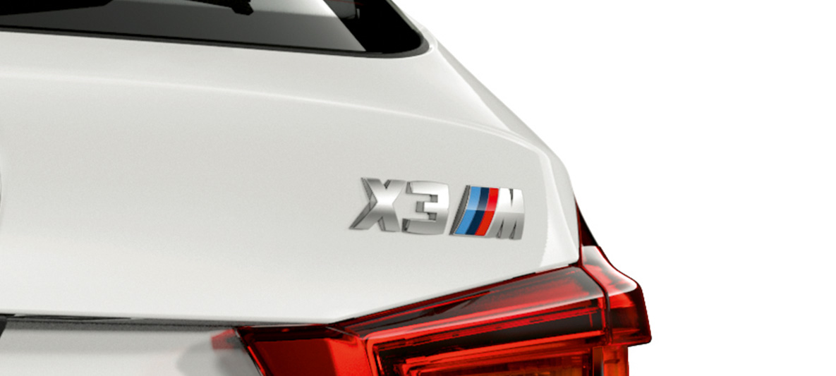 BMW X3 M, modelaanduiding. BMW X3 M in Alpinweiß, exterieur, achterzijde met modelaanduiding.