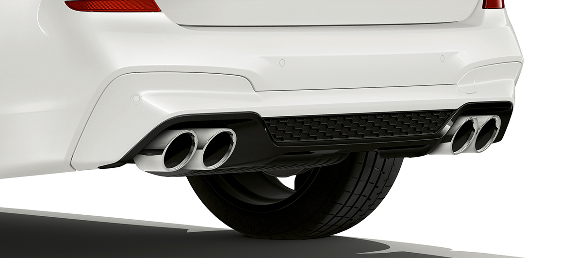 BMW X3 M, achterzijde met uitlaatpijpen in chroom. BMW X3 M in Alpinweiß, exterieur, achterzijde met uitlaatpijpen in chroom.