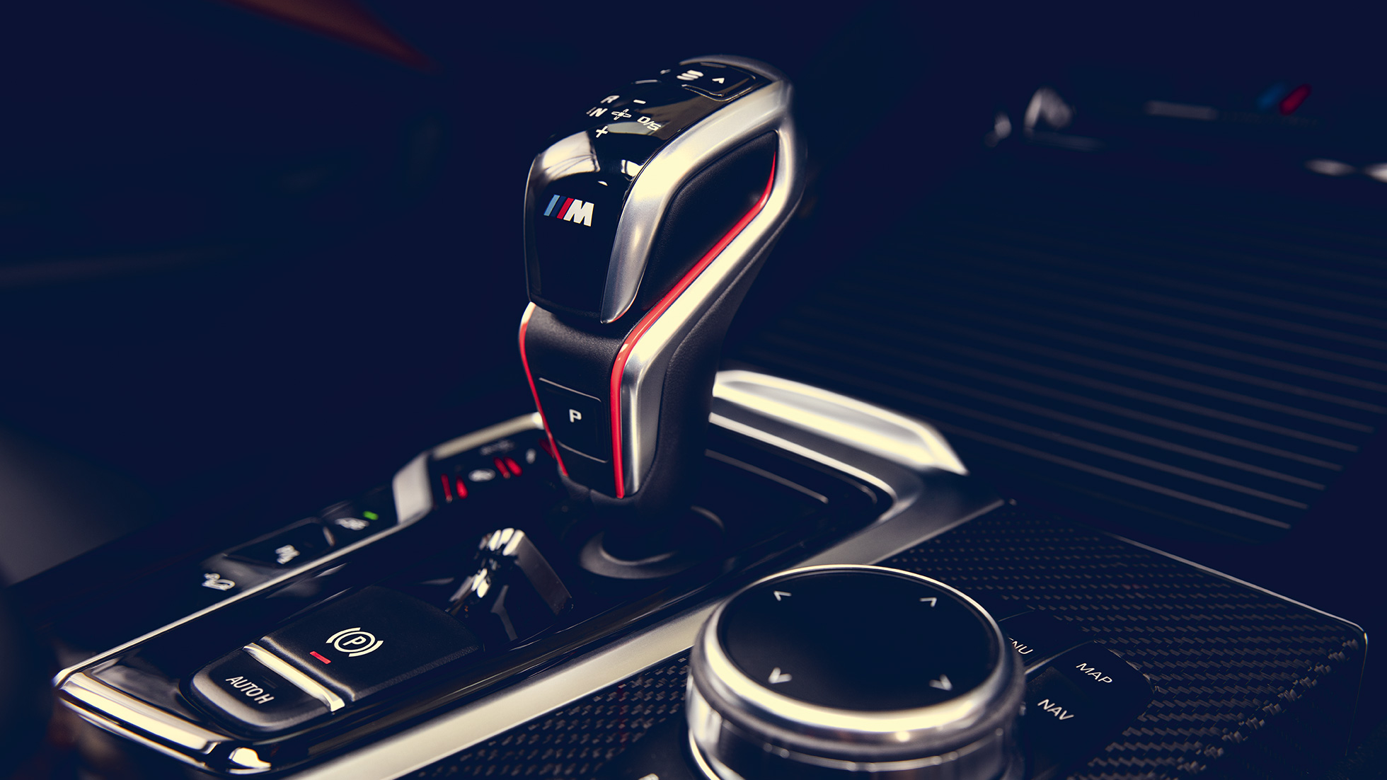 BMW X3 M Competition, M transmissiehendel met M logo. BMW X3 M Competition, interieur, M transmissiehendel met M logo.