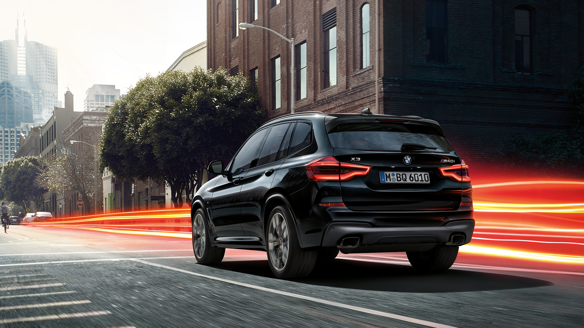 BMW X3 M40i, driekwart achteraanzicht BMW X3 M40i in Saphir Schwarz metallic, exterieur driekwart achteraanzicht