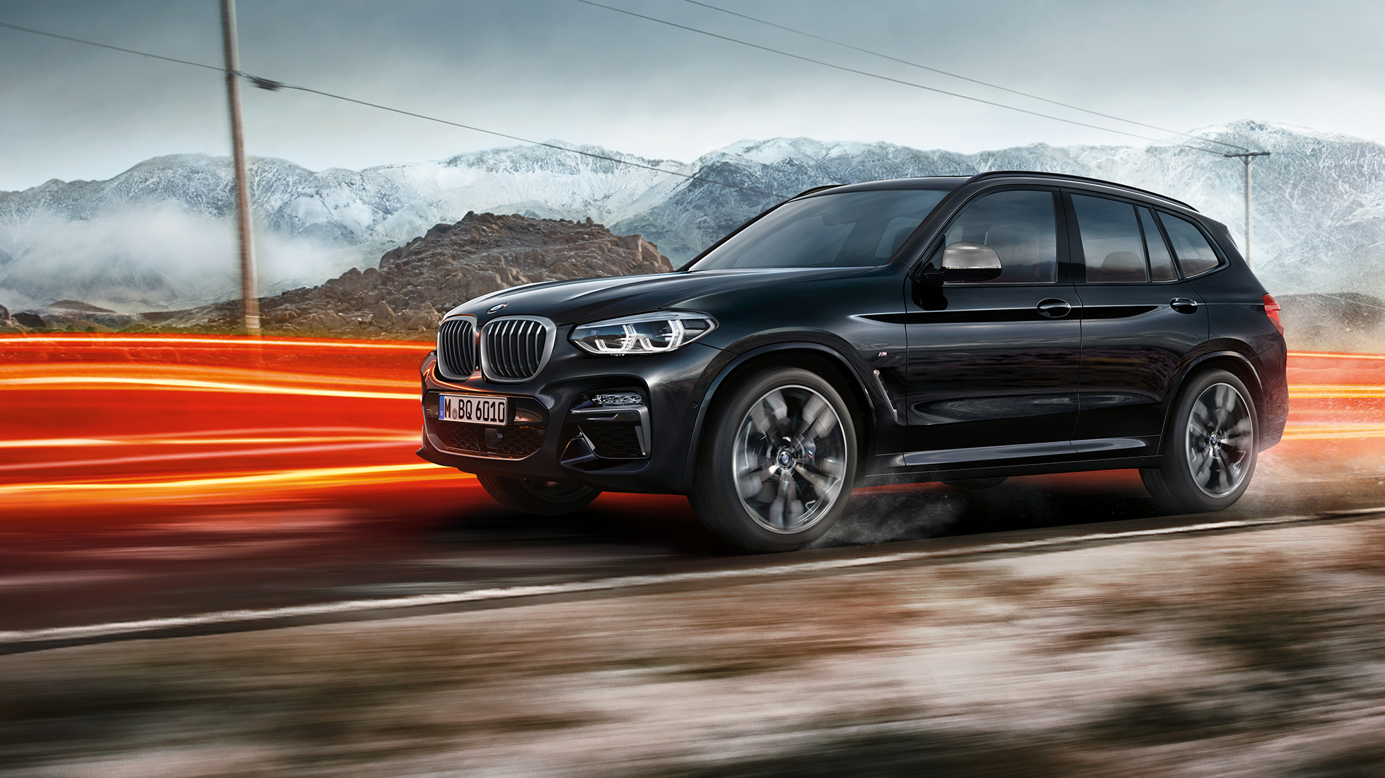 BMW X3 M40i en BMW X3 M40d, zijaanzicht BMW X3 M40i en BMW X3 M40d in Saphir schwarz metallic, exterieur, voor-zijaanzicht