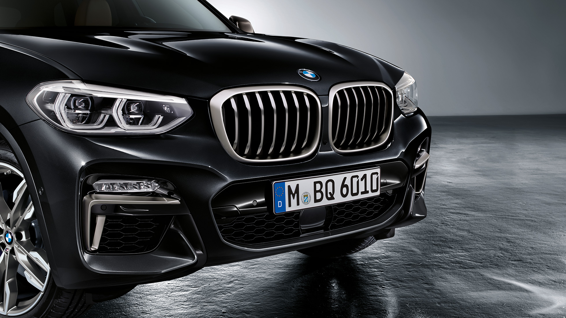 BMW X3 M40i en BMW X3 M40d, vooraanzicht BMW X3 M40i en BMW X3 M40d in Saphir schwarz metallic, exterieur, vooraanzicht met designelementen in Cerium Grey.