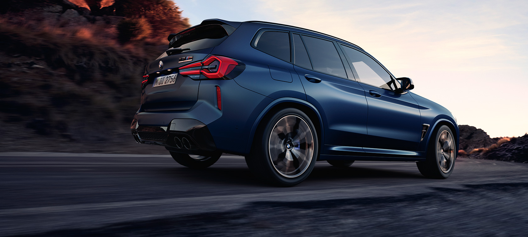 BMW X3 M Competition F97 LCI driekwart achteraanzicht laag perspectief BMW X3 M Competition F97 LCI facelift Frozen Marina Bay Blau metallic rijdend driekwart achteraanzicht laag perspectief